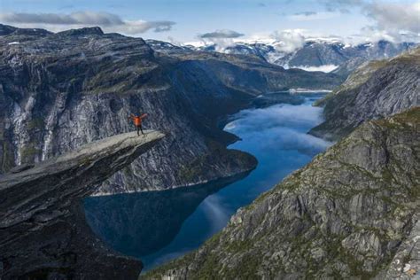 Distance to Trolltunga: 20 km return hike Total ascent: appr. 800 m Estimated hiking time: 8–10 hours. WITH SHUTTLE BUS: Follow route 13 to Tyssedal, 6 km from the centre of Odda. Shuttle buses between Odda, P1 Tyssedal and P2 Skjeggedal are operated by two companies — Odda Taxi (OT) and Taxi/Bus Odda (TBO). Season: 1 June–30 September.. 