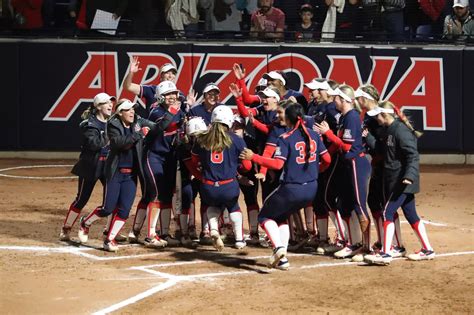 Offense explodes for Arizona softball team, dominates Arkansas …