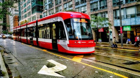 Officer tickets TTC streetcar operator for blocking Toronto intersection during rush hour
