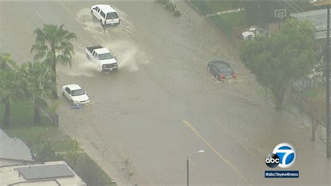 Officials advise motorists to avoid flooded street in Hollywood due to pipe burst