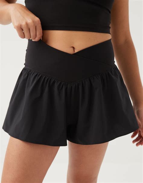 Offline by aerie real me crossover flowy short. Introducing the Offline By Aerie Crossover Real Me Flowy Shorts in black, size M. These shorts are perfect for any occasion, whether it's travel, activewear, casual or workwear. The elastic waist and stretch accents offer comfort and flexibility, while the solid pattern and biker/athletic theme give a stylish edge. >Made from a blended fabric of … 
