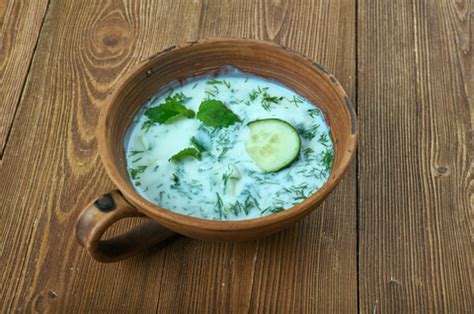 
Oft wird er mit etwas Joghurt serviert