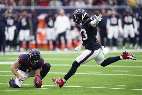 Ogunbowale gets a ‘kick’ out of Texans’ 39-37 win over Buccaneers