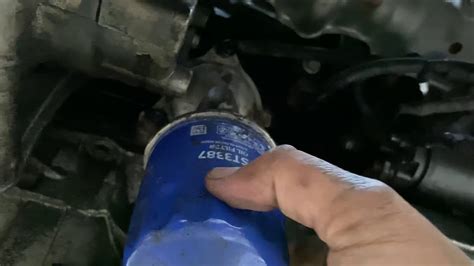 Oil leak repair. To know what to do in the event of an oil leak on your vehicle, and to help you locate the origin of the problem, you must first identify the type of oil that is leaking. To do this, provide yourself with thick, clear vehicle board, allowing you to check the color and appearance of the liquid. 