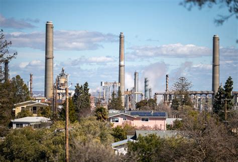 Oil lobby pressure dooms state bill aimed at curbing refinery pollution