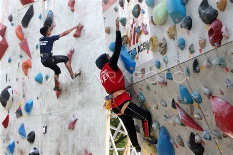 Olahraga panjat tebing. .  ...