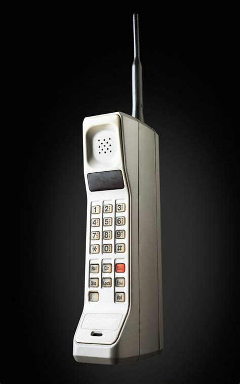 Old cell phone. Apr 3, 2023 · The original car phones weighed 80 pounds and connected users with a switchboard operator, who could only access the service in or near major cities. By the 1960s, car phones had shrunk to half ... 
