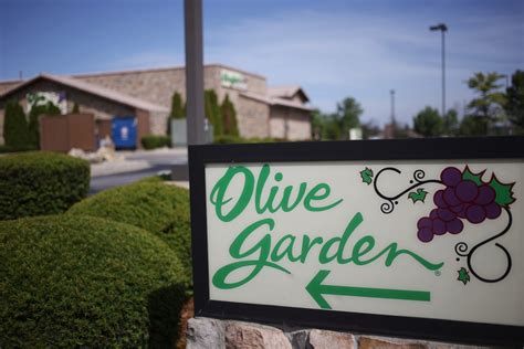Claim: An online advertisement displayed in November 2023 said that Olive Garden planned to close its chain of Italian restaurants.. 