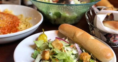 Olive garden unlimited soup and salad. The Olive Garden marinara sauce contains crushed tomatoes, dried or fresh basil, fresh garlic, black pepper and sugar. It also contains olive oil, Romano cheese and Parmesan cheese... 