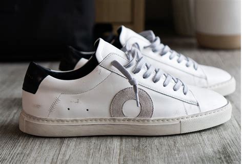 Oliver cabell sneakers. The Oliver Cabell Low 1 has made a name for itself as a quality Common Projects alternative. The Minneapolis-based sneaker brand launched in 2017 and wasted no time in taking the minimalist sneaker sub-genre by storm with quality at an affordable price. We’ve been wearing the Low 1 for years and it remains the brand’s finest statement. 