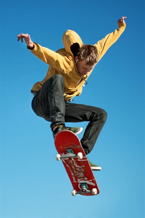 Ollie skateboard. Jun 30, 2022 · Allen "Ollie" Gelfand ist jene Person, der wir diesen ikonischen Skateboard-Move zu verdanken haben. Im Jahr 1976 hatte er es endlich geschafft, das Skateboard in die Luft zu hieven, ohne es ... 