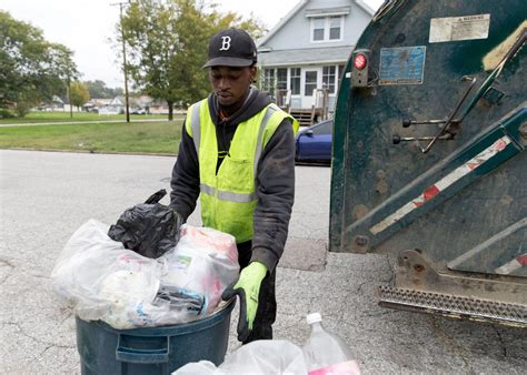 Omaha trash pickup. In Omaha, that will look different than normal. Fall yard waste collection season starts Monday, October 18, and runs six weeks through Friday, November 27. During this period, they will collect as much as you have if you just fill up the paper yard waste bags and sit them by the curb for your regular trash pickup. 