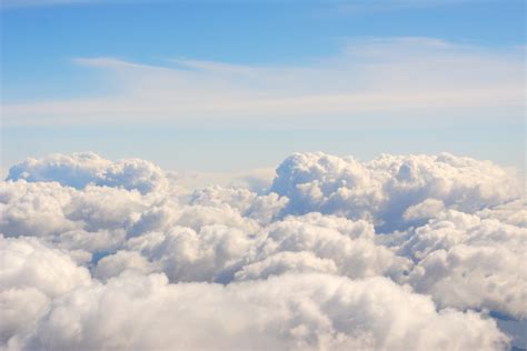 On the cloud. Clouds move anywhere from 30 to 40 mph in a thunderstorm to over 100 mph when caught in a jet stream. Cloud speed varies depending on weather, altitude, the type of cloud and other... 