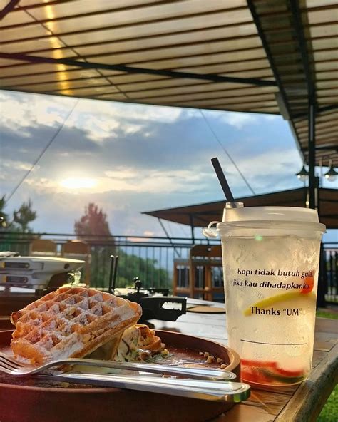 Onder Bakar "Bir; barı açıyorum, iki; Ayla'yla aramı  Instagram.