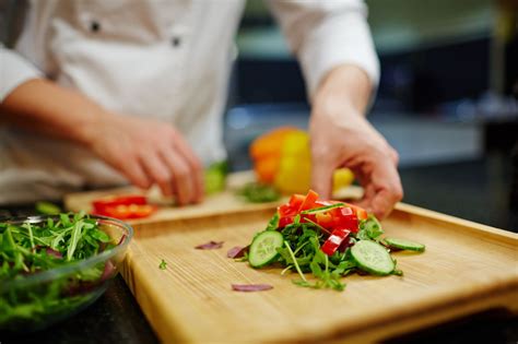 Online culinary classes. Apr 24, 2023 · For healthy cooking tips and tricks, turn to the Healthy Cooking Fundamentals class, taught by Chef Nic DeMuth. In his 1½ hour class, you’ll learn to read a recipe, practice knife skills and ... 