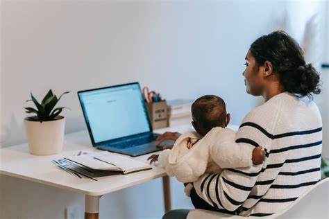Online parenting classes. Online parenting classes offer a wide range of topics, from newborn care to handling teenage issues, and everything in between. These classes are … 