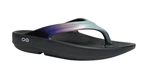 Oofos plantar fasciitis. Like the Oofos, it has an open-toed design, great for wearing in warm weather. The Hoka Recovery Slide 2 has a more pronounced pattern on the surface of the top layer, featuring ridges to help your feet stay tight to the sandal. Outsole. The outsoles of both the Oofos and the Hoka Slides are made of EVA, just like the midsoles. 