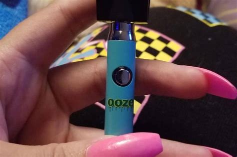 Ooze pen blinking. To smoke your dab pen, start loading the coil with wax. We recommend eyeballing approximately 0.1 gram of concentrates and dropping it on your wax dab pen's coil. Then, preheat your refillable dab pen and wait for a small cloud to form in the chamber before slowly inhaling the hit! 