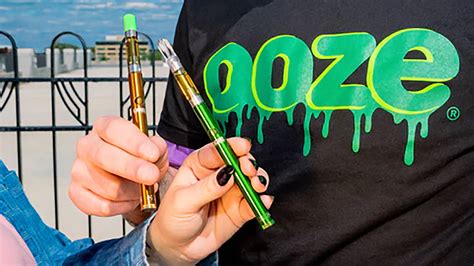 Answered By: Wallace Miller Date: created: Aug 11 2023. 1. YOUR OOZE VAPE PEN IS DEAD AND NEEDS TO BE CHARGED. One of the most common reasons your Ooze pen is blinking green is because the battery has died and needs to be charged. When your Ooze vapor battery is dead, it will typically flash green 10-15 times.. 