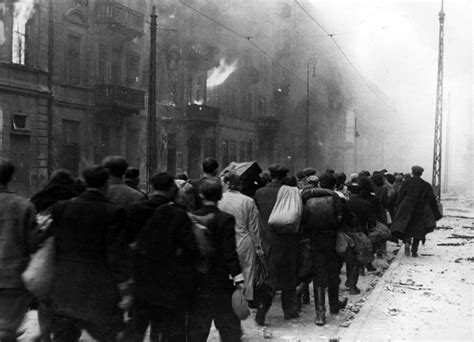 Opór zbrojny w ghetcie warszawskim w 1943 roku. - A színjátéktípusok történeti leírásának elmélete és gyakorlata.