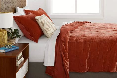 Get ready to add a touch of elegance to your bedroom with this beautiful Opal House fitted twin bed sheet. This fitted sheet is made of high-quality material that is soft, comfortable, and durable. The sheet is designed to fit your twin size bed perfectly, providing you with a cozy and snug sleep every night.. 