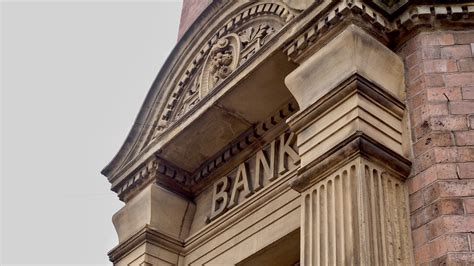 Bank of America, Wells Fargo lead gains in big-ba