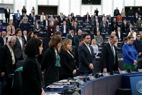 Opening: MEPs hold minute of silence for lives lost at sea and in train crash 