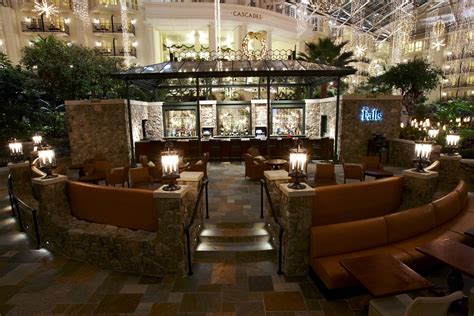 Opryland hotel restaurants. Ravello. Gaylord Opryland Resort Gardens is a must to visit before tasty meals at this bar. The menu of Italian cuisine provides authentic meals at Ravello. Here you will find perfectly cooked mushroom ravioli, ribs and spaghetti carbonara. Being at this place, taste good tiramisu, banana pudding and pecan pie. 