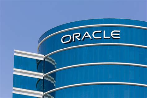 Oracle expects non-GAAP earnings per share growth rate on a yea