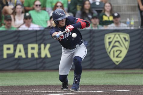 Oral Roberts rallies to beat Oregon 8-7 to even super regional