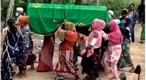Orang menggotong keranda jenazah togel 4d. Www pragmaticplay com id permainan.