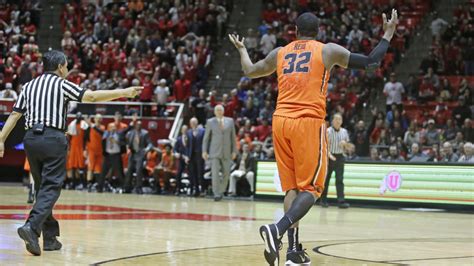Oregon State Player Intentionally Trips Referee, Gets Ejected