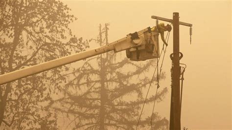 Oregon power company to pay nearly $300 million to settle latest lawsuit over 2020 wildfires