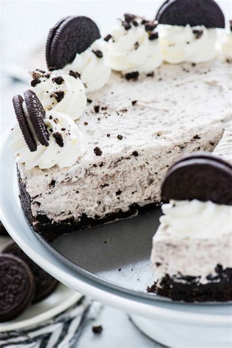 Oreo cheesecake recipe no bake. Pour directly over chocolate, let sit for 3 minutes. Then using a whisk, mix the chocolate and cream until a silky texture. Pour over chilled cheesecake then put back in the fridge to set. Top with fresh whipped cream and oreo pieces. Store the cheesecake and the leftovers in the fridge for up to 5 days. 