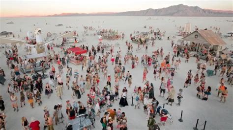 Organizadores piden a los asistentes al festival Burning Man que conserven agua y víveres luego de que fuertes lluvias dejaran a las personas sin poder salir del desierto de Nevada