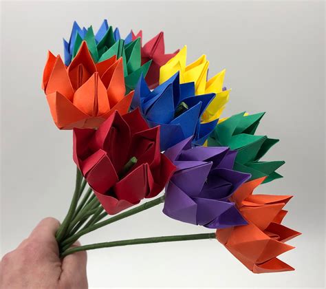 Origami bouquet. Step 10: Make a Beautiful Bouquet. Secure lots of flowers together to create a beautiful bouquet. It looks great and it never needs watering! Origami Paper Flowers: Follow along to make these easy origami flowers! They are very simple to make, and you will have a full bouquet in no time! 