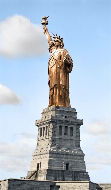 Original color of statue of liberty. Something one might not expect to see is a replica of the Statue of Liberty. And yet, just to the south, smack dab in the middle of the river Seine, by golly there it is. The quarter-scale replica ... 