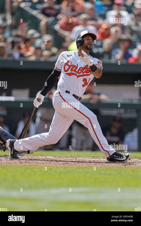 Orioles center fielder Aaron Hicks exits game against Phillies with left hamstring cramp