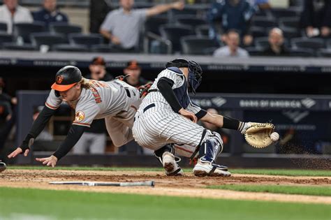 Orioles surge past Yankees, 9-6, behind 8-run 7th inning as Gunnar Henderson, Adam Frazier continue hot May
