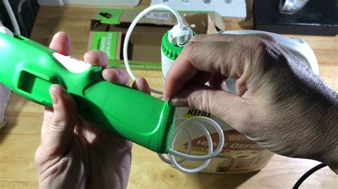 Take the Comfort Wand® out of the side holster. Remove the pull strip to activate the battery and unfold the wand until it clicks into position. Unwrap the hose and insert the connector into the spout on the bottle cap until it clicks into place. Spray Twist the knob to "ON" and turn the sprayer nozzle to the desired spray pattern.. 