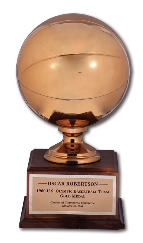 Oscar Palmer Robertson ... Estaos Xuníos decidió usar el so nome pa renombrar los premios al meyor xugador del añu, reconvirtiéndolo nel Oscar Robertson Trophy en 1998. Amás, foi una de los cinco persones qu'inauguraron el Salón de la Fama del Baloncestu Universitario en 2006.. 