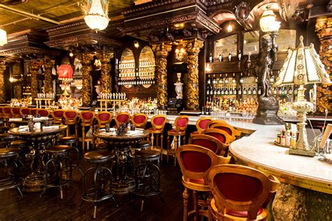 Oscar wilde bar. Aug 18, 2017 · Oscar Wilde is New York City’s latest space dedicated to the eponymous Irish writer, and it also happens to be home to the city’s longest continuous bar (at 118.5 feet long, it beats out the ... 