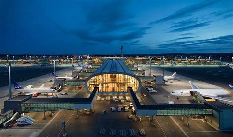 Oslo airports. Avinors flyplasser, ankomst- og avgangstider, reiseinformasjon og servicetilbud. 