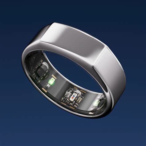 Einen Oura-Ring kaufen. Der Oura-Ring der 3. Generation kann auf der Website ouraring.com sowie in bestimmten Einzelhandelsgeschäften erworben werden. Im Lieferumfang eines jeden Rings sind eine Ladestation und ein Ladekabel enthalten, das an jede Stromquelle mit USB-Port, wie Laptops oder Netzteile, angeschlossen werden kann.. 