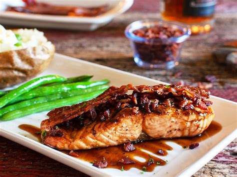 Outback Steakhouse Norwegian Salmon: Calories, Nutrition