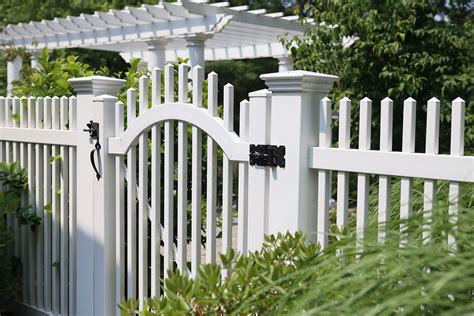 Outdoor Fence Company & Fencing Product Manufacturer