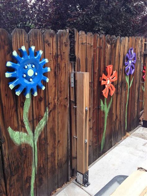 Jan 17, 2024 · From homemade flowers out of paint can lids to vertical gardens, there is a way to decorate any fence that you may have and make it the focal point of your backyard – and not in a bad way DIY Outdoor Chalkboard Vertical Succulent Garden Upcycled Coffee Table Fence Décor Outdoor Garden Curtain Lights Jun 15, 2022 · Add privacy and structure to your garden with one of our stylish and practical fence ideas. . 