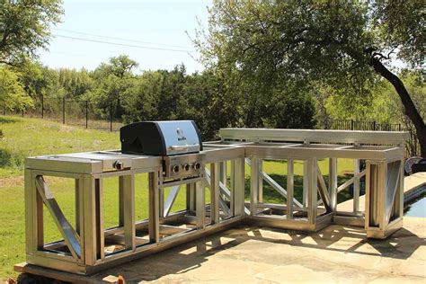 Outdoor kitchen frame. Outdoor Kitchen Aluminum Frame. Aluminum frames cost between $200 and $300 a linear foot for prefab models. They range from $300 to $600 a linear foot for custom models. This is a good … 