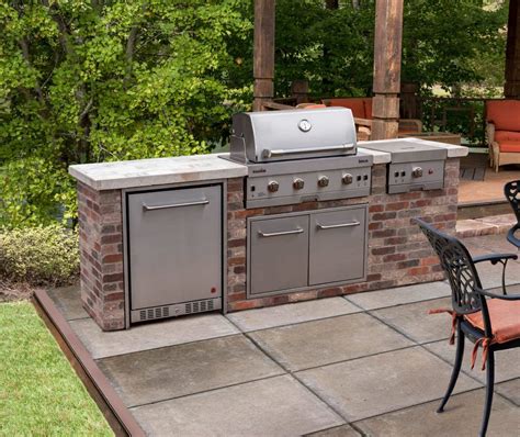 Outdoor kitchens grill 78th st.. Depending on the appliances and upgrades specified, a small outdoor kitchen consisting of 3 – 4 units costs from around £19,000 to £40,000. Price: £34,000 – The photo below shows a Linear style outdoor kitchen with an integrated Big Green Egg and a Wolf 30” bottled gas grill. An outdoor kitchen similar to this will cost from £34,000. 
