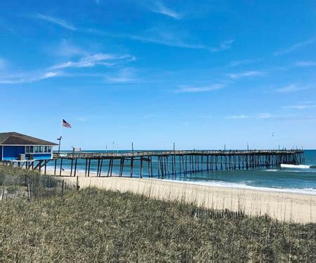 The physical features of North Carolina include mountains, beaches and rolling foothills. There are also islands referred to as the barrier islands on the Outer Banks. These island.... 